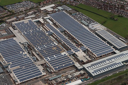 태양광 패널이 설치된 벤틀리 크루 본사.
