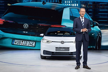 ID.3를 소개하는 폭스바겐 그룹의 헤르베르트 디스 회장.