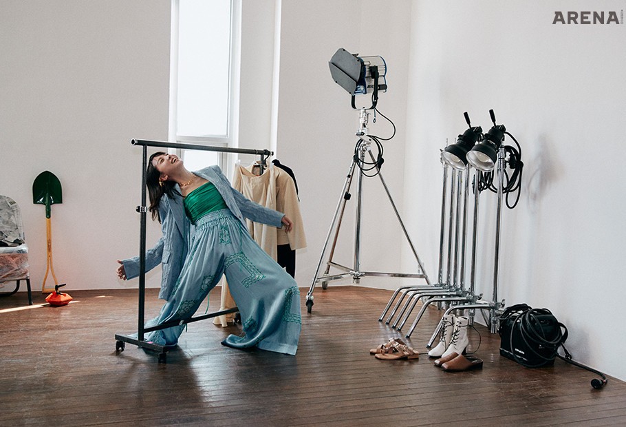 하늘색 재킷•초록색 톱•팬츠 모두 EENK, 목걸이•귀걸이 모두 드와떼 제품.