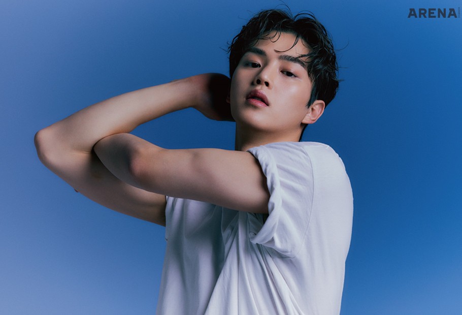 흰색 티셔츠 스튜디오니콜슨 제품.