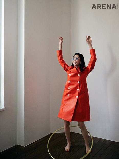 오랜지색 가죽 코트•물고기 모양 귀걸이 모두 프라다, 선글라스 페이크미 제품.