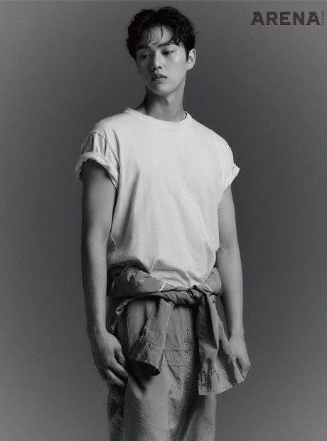 흰색 티셔츠 스튜디오니콜슨, 점프수트 김서룡 옴므 제품.