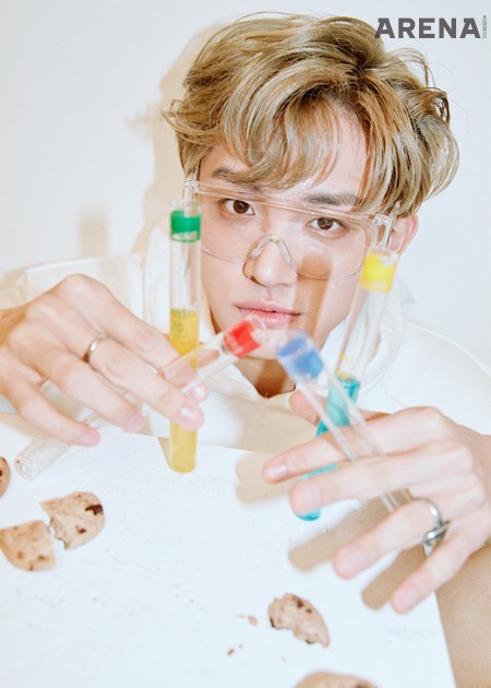 조원상 흰색 슬리브리스 후드는 뷔미에트, 셔츠는 코스, 왼손 약지와 오른손 중지의 링과 고글 모두 스타일리스트 소장품.