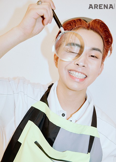 최상엽 흰색 피케 셔츠는 뷔미에트, 에이프런은 프롬마크, 오른손에 낀 링과 고글 모두 스타일리스트 소장품.