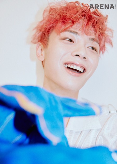 신예찬 흰색 피케 셔츠는 얼킨, 장갑은 스타일리스트 소장품.