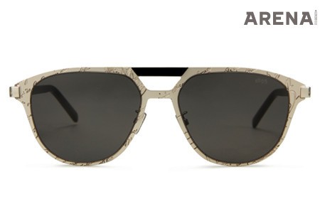 16 BERLUTI
프레임에 스크리토 패턴을 새긴 스타버스트 선글라스 55만원 벨루티 제품.