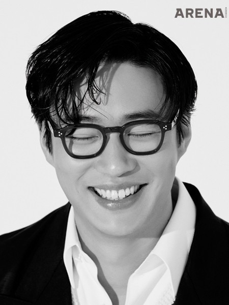 수트·셔츠 모두 던힐, 아이웨어 모스콧 제품.