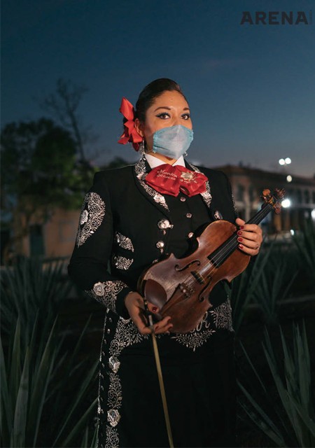 모니카 리베라 주니가
(Monica Rivera Zuniga).
36세인 그녀는 두 아이의
엄마이며 3대 마리아치
음악가다. 함께 사는
그녀의 어머니는 간호사다.
어머니는 딸에게 외출하지
말라고 경고했다. “2주간
집에 머물렀다. 하지만 내
동료들이 모두 외출하는
모습을 보았고 수입은
위험을 감수할 가치가
있다고 결정했다.”