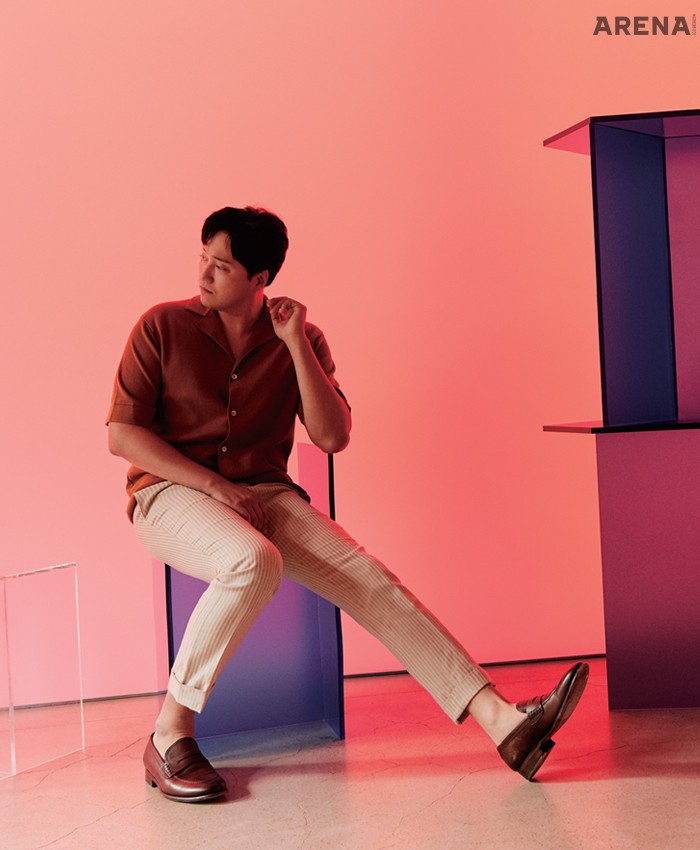 반소매 셔츠는 라르디니 by 신세계인터내셔날, 팬츠는 맨온더분, 신발은 에스.티. 듀퐁 슈즈 제품.