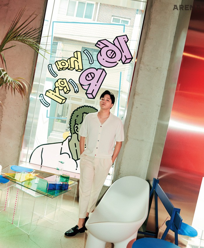 반소매 니트 셔츠는 리스, 팬츠는 라르디니 by 신세계인터내셔날, 신발은 에스.티. 듀퐁 슈즈 제품.