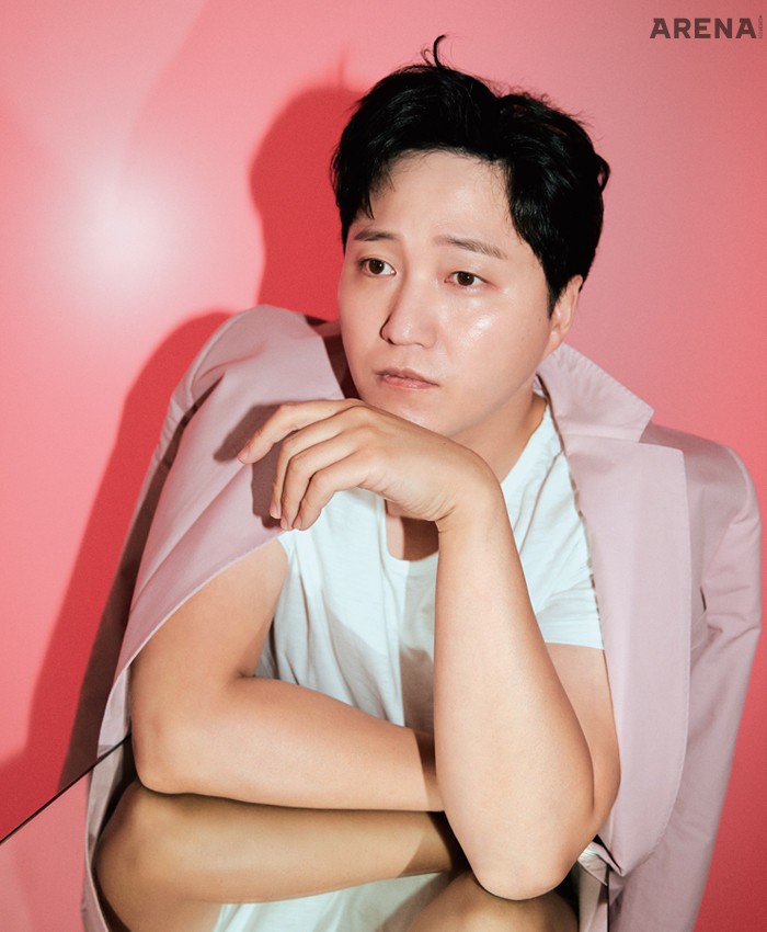 분홍색 수트는 오피신 제네랄 by 매치스패션, 티셔츠는 스타일리스트 소장품.