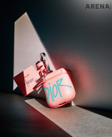 연어색 에어팟 케이스 디올 맨 제품.