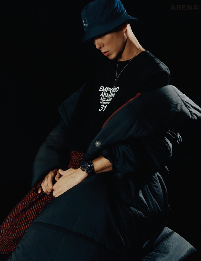 쿼츠 크로노 무브먼트, 46mm 블랙 실리콘 소재 케이스와 블랙 레더 스트랩, 블랙 매트 피니시의 루이지 워치 40만원·모던한 라운드형 스퀘어 디자인의 시그너처 이글 로고 펜던트 네크리스 18만원 모두 엠포리오 아르마니 워치 제품. 
로고 무늬 버킷 해트·로고 레터링 티셔츠·패딩 소재 코트·헤링본 소재 와이드 팬츠 모두 엠포리오 아르마니 제품.