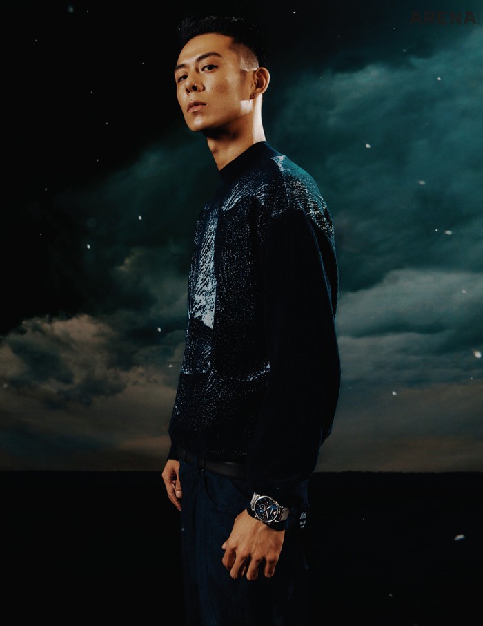 블루 다이얼과 스틸 스트랩, 쿼츠 크로노의 루이지 워치 66만원 엠포리오 아르마니 워치 제품. 기하학 패턴의 스웨터·팬츠 모두 엠포리오 아르마니 제품.