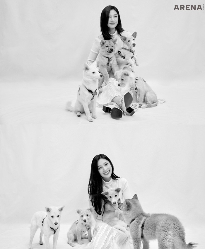 스커트는 DINT, 흰색 슈즈는 구찌, 액세서리는 마이클 코어스 by 파슬코리아, 흰색 터틀넥 톱은 스타일리스트 소장품.