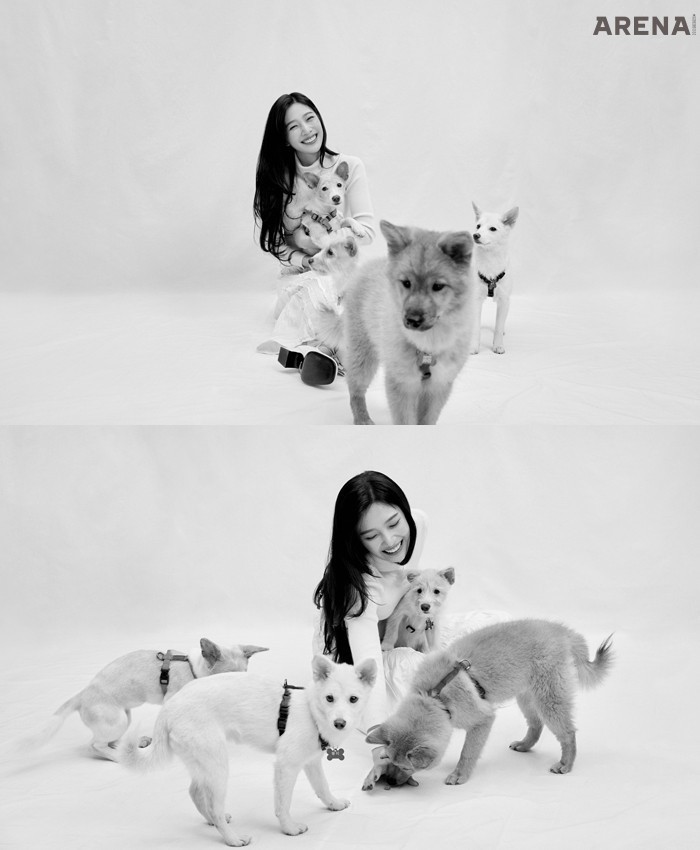 스커트는 DINT, 흰색 슈즈는 구찌, 액세서리는 마이클 코어스 by 파슬코리아, 흰색 터틀넥 톱은 스타일리스트 소장품.