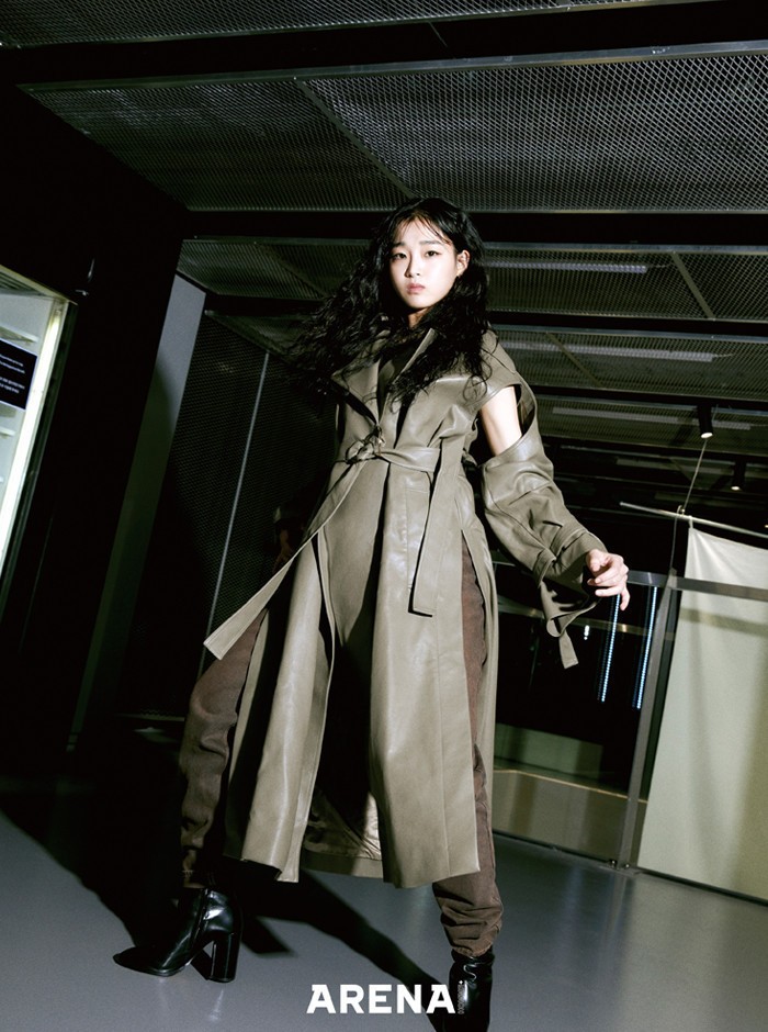 이유정 | 회색 가죽 코트는 유돈 최, 데님 팬츠는 아티코 by 매치스패션, 부츠는 코치 제품.