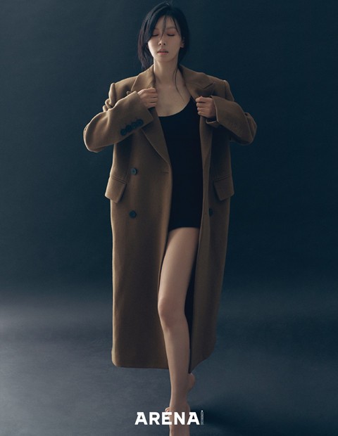 캐멀색 피크트라펠 더블 코트 우영미, 검은색 슬리브리스 톱과 팬츠 모두 스타일리스트 소장품.