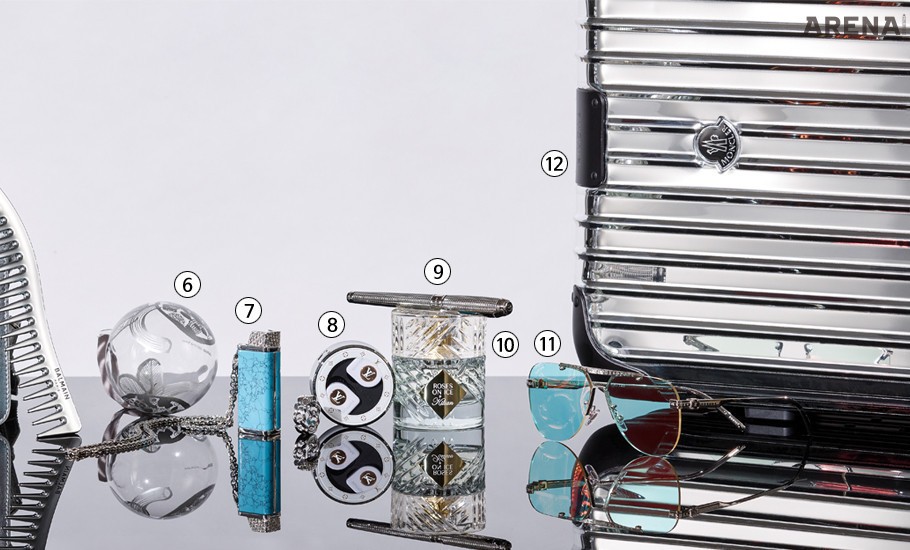 6 크리스마스 글라스 볼 4만5천원 이딸라 제품. 7 라이터 모양 네크리스·CD 로고 링 모두 가격미정 디올 맨 제품. 8 호라이즌 이어폰 가격미정 루이 비통 제품. 9 만년필 59만원 에스.티. 듀퐁 파리 제품. 10 차가운 진이 연상되는 로즈 온 아이스 50mL 27만원대 킬리안 제품. 11 LV 애쉬 선글라스 가격미정 루이 비통 제품. 12 메탈릭한 캐리어 3백83만원 몽클레르 리모와 리플렉션 제품.