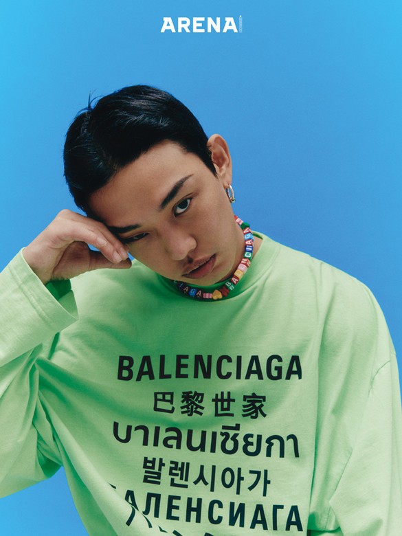 7가지 언어로 발렌시아가를 표현한 아트워크의 랭귀지 티셔츠·토이 초커·포스 이어링 모두 발렌시아가 제품.