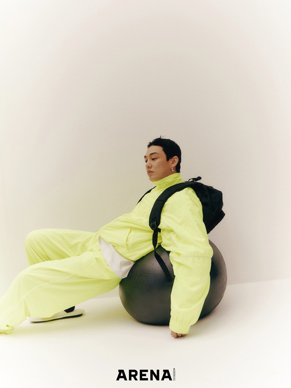 트랙 수트 재킷·트랙 팬츠·호텔 슬라이드·검은색 양말·스케이트 백팩 모두 발렌시아가 제품.