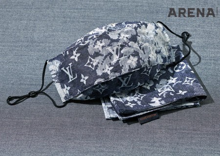 얇고 가벼운 100% 코튼 소재로 이뤄진 모노그램 패턴의 마스크. 같은 소재의 반다나, 파우치와 세트 구성 가격미정 루이 비통 제품.