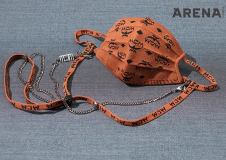 브랜드의 시그너처인 비세토스 패턴, 탈착 가능한 로고 장식의 체인이 포함된 니트 소재 마스크 11만5천원 MCM 제품.