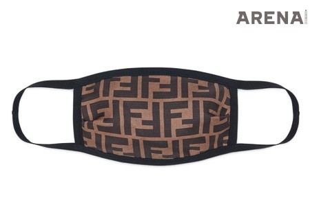 아이코닉한 토바코 컬러, FF 모티브 패턴의 마스크 가격미정 펜디 제품.