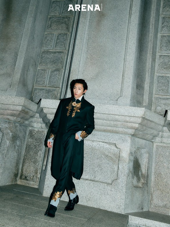 골드 디테일 롱 코트·팬츠 모두 김서룡 옴므, 이너 셔츠 던힐, 부츠 로스트가든, 골드 플라워 브로치 벨앤누보 제품.