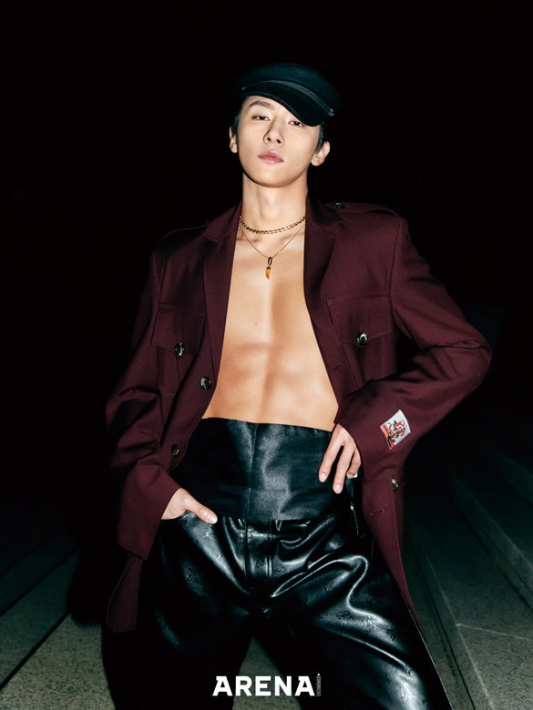 버건디 재킷 보라미 비귀에 by 아데쿠베, 검은색 레더 팬츠 51퍼센트, 골드 초커 벨앤누보, 골드 펜던트 네크리스 ff by 플랑, 머린 캡 유니버셜 케미스트리, 커머밴드 스타일리스트 소장품.