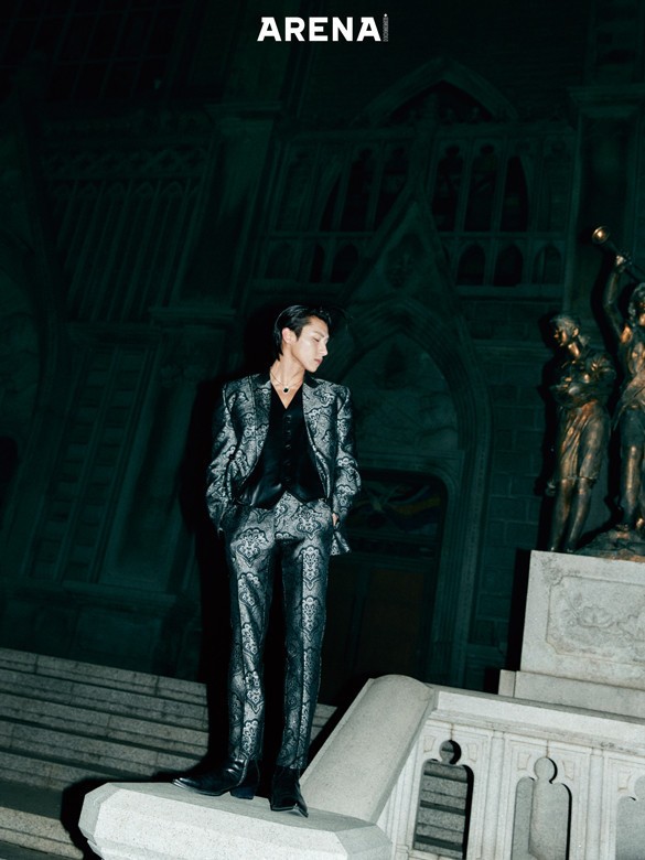 자카드 패턴 재킷·팬츠 모두 르메테크, 레더 베스트 T/SEHNE, 부츠 로스트가든, 네크리스 플랑 제품.