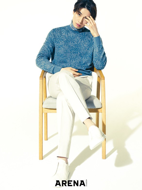 스카이 블루 컬러의 꽃무늬 니트·스카프·더스트 화이트 코튼 팬츠·화이트 트리플 스티치 스니커즈 모두 제냐 제품.