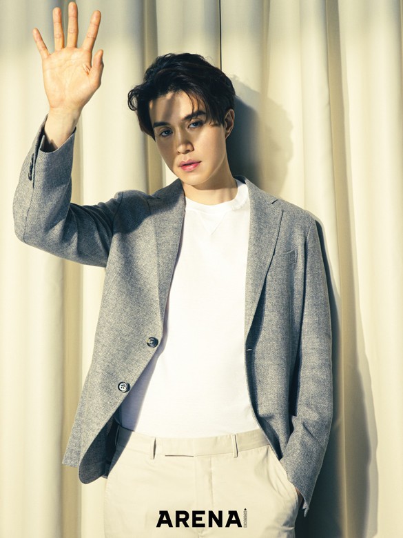 라이트 그레이 컬러의 울 블레이저·화이트 로고 티셔츠·더스트 화이트 코튼 팬츠 모두 제냐 제품.