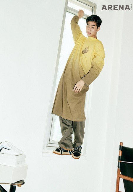 그러데이션 프린트의
오버사이즈 티셔츠 가격미정
1 몽클레르 JW 앤더슨, 팬츠
가격미정 살바토레 페라가모,
양말·스포츠 샌들 모두
가격미정 디올 맨 제품.