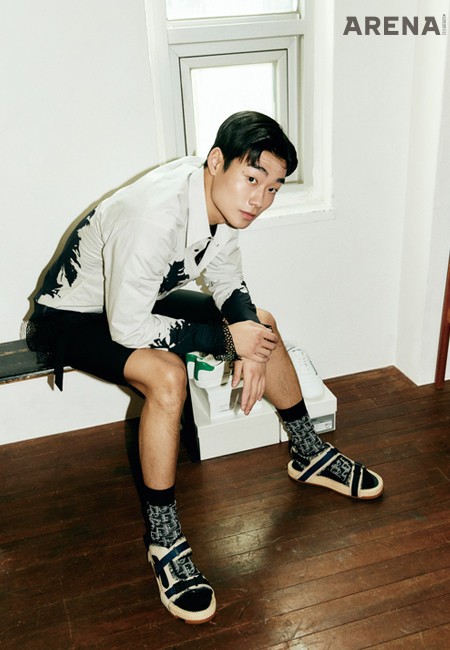 야자수가 그려진 셔츠·
메시 톱·반바지 모두 가격미정
드리스 반 노튼 by 분더샵, 로고
플레이 양말·스포츠 샌들 모두
가격미정 디올 맨 제품.