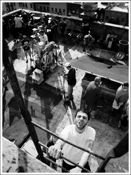 촬영 도중 자비에 돌란이
사다리를 오르고 있다.
장난스러운 그의 표정이 사뭇
귀엽다.