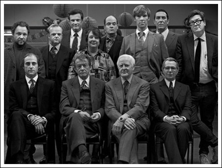 <팅커 테일러 솔저
스파이> 촬영 현장, 감독 토마스
알프레드슨과 게리 올드먼, 존
허트, 콜린 퍼스, 마크 스트롱,
베네딕트 컴버배치 등의 배우들,
그리고 원작자 존 르 카레와 함께.