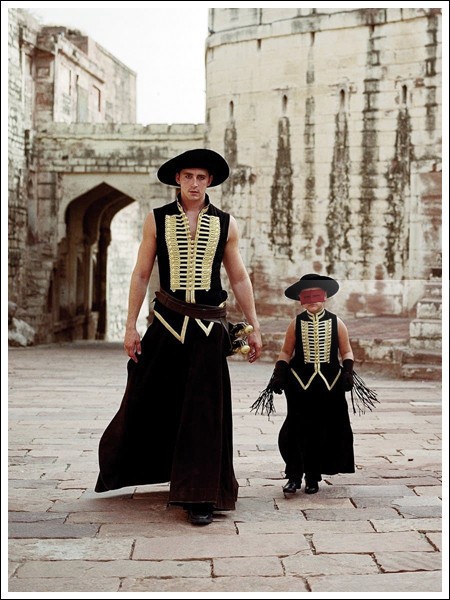 <더 폴: 오디어스와 환상의 문
>의 주인공
‘로이’와 ‘알렉산드리아’가
허구의 이야기 속을 걷는 장면.