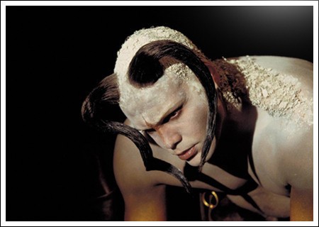 <더 셀> 속 ‘칼 스타거’
가 생각하는 자신의 모습이
무의식 속에서 구현된 장면.