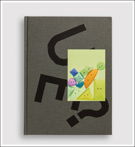 <What is Universal
Everything?>, 디지털 아트
그룹 유니버셜 에브리띵이
발간한 첫 번째 책.