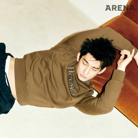 짙은 갈색 스웨트 셔츠
가격미정 에르노, 남색 코튼 팬츠 15만원
코스 제품.