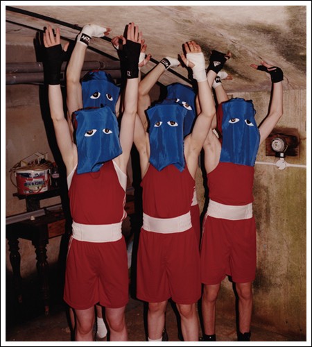 남성의 육체와 욕망을
다룬 사진집 <Father>에 실린
하나같이 낯선 남자들.