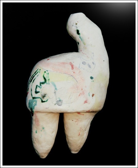 추상적인 형태의 도자기
‘Pregnant Dog Pot’.