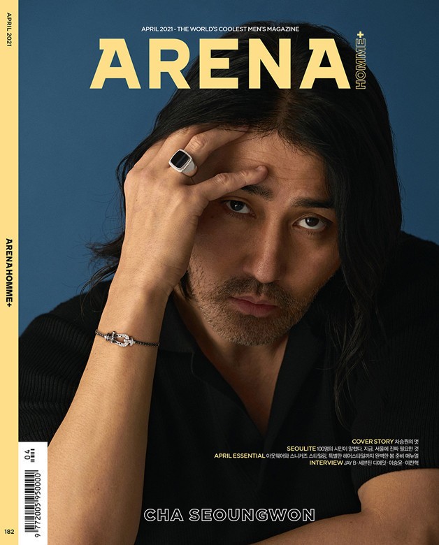 빵 드 쉬크르 혹스아이 화이트 골드 플랫 카보숑과 화이트 골드 소재에 80개의 화이트 다이아몬드로 이뤄진 빵 드 쉬크르 인터체인저블 링·18K 화이트 골드 소재에 38개의 브릴리언트 컷 화이트 다이아몬드와 26개의 블랙 다이아몬드를 얹은 버클에 블랙 로듐 플레이팅 화이트 골드와 48개의 브릴리언트 컷 블랙 다이아몬드가 조화로운 라인의 포스텐 브레이슬릿 모두 프레드, 니트 톱 산드로 옴므 제품.