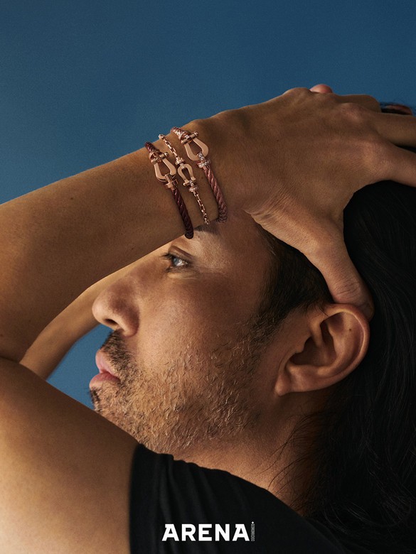 14개의 브릴리언트 컷 화이트 다이아몬드가 세팅된 18K 핑크 골드 버클과 조합한 18K 핑크 골드 디테일 케이블의 포스텐 브레이슬릿·14개의 브릴리언트 컷 화이트 다이아몬드가 세팅된 18K 핑크 골드 버클에 18K 핑크 골드 체인의 포스텐 브레이슬릿·18K 핑크 골드 버클에 버건디 컬러 텍스타일 케이블의 포스텐 브레이슬릿 모두 프레드, 티셔츠 스타일리스트 소장품.