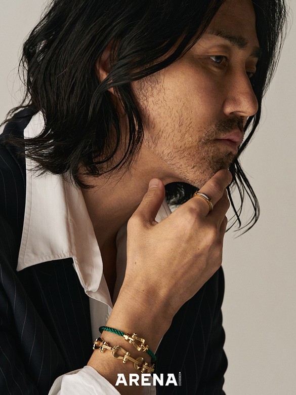 18K 옐로 골드 버클에 옐로 골드 플레이티드 스테인리스 스틸 엔드 캡 디테일 에메랄드 케이블의 포스텐 브레이슬릿·18K 옐로 골드 버클로 이뤄진 포스텐 멀티플 브레이슬릿·18K 옐로 골드와 스틸로 이뤄진 포스텐 윈치 링, 재킷 베트멍 by 무이, 셔츠 스타일리스트 소장품.