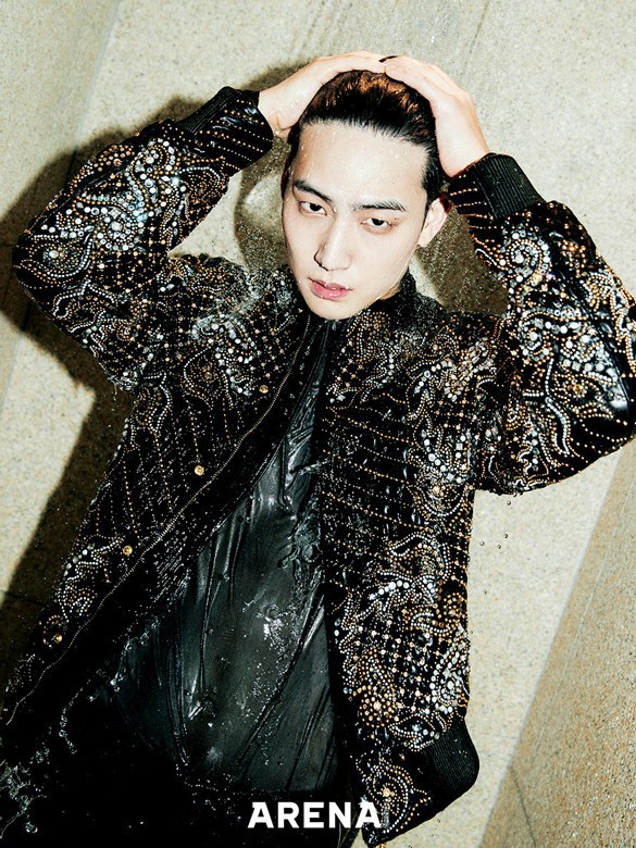 가죽 보머 재킷 베르사체, 시스루 이너 톱·팬츠 모두 스타일리스트 소장품.