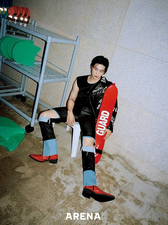 레터링 바이커 재킷 골든구스, 팬츠 D.TT.K, 붉은 첼시 부츠 오디너리 피플, 네크리스·벨벳 슬리브리스 톱 모두 스타일리스트 소장품.