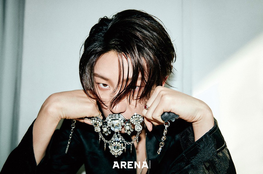 검은색 재킷 생 로랑 by 안토니 바카렐로, 네크리스·링 모두 오르또, 손에 쥔 네크리스 피버리쉬 제품.