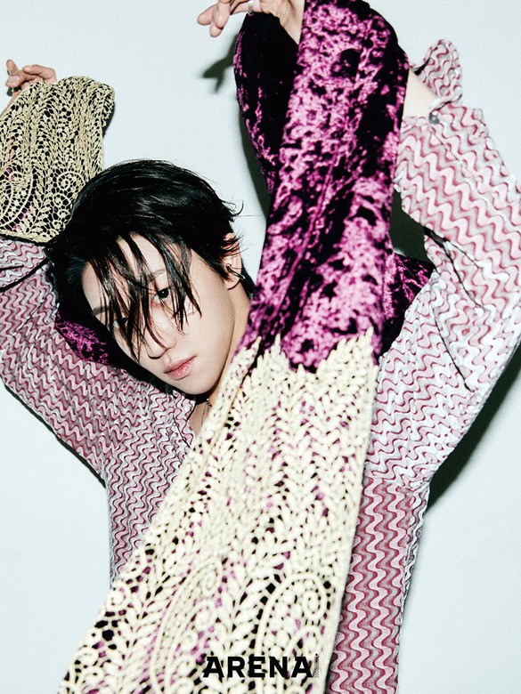 패턴 셔츠 다잉브리드, 벨벳 머플러 벨페, 실버 네크리스·이어커프 모두 포트레이트 리포트, 비즈 네크리스 퍼소네이트×아몬즈, 링 그레이노이즈 제품.